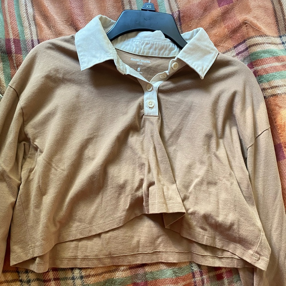 Cropped brown buttoned top